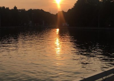 Uitzicht boot zonsondergang